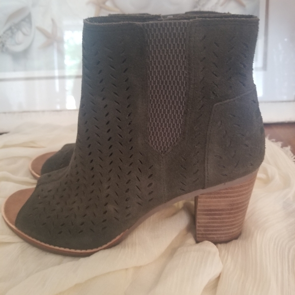 Ladies Toms Suede booties - Picture 1 of 4